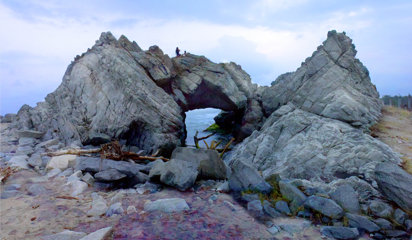 Tours Chacahua caminando Arco Fato montaña cruce al otro lado de la playa de Chacahua lagunas guayabas en Oaxaca clases de surf visita nuestro hotel hostal el mejor las mejores conocenos